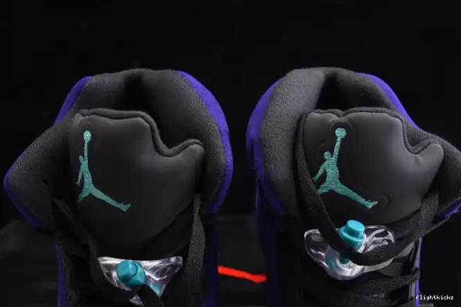 Alternate Jordan 136027-500 Grape Air Retro 5 0516